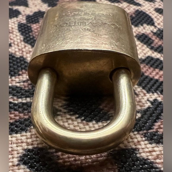 Authentic LV #319 lock & key - Picture 5 of 6